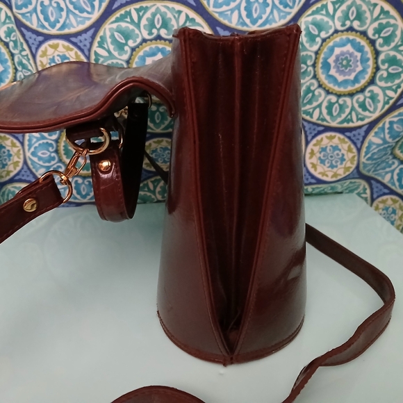 Chic Brown Crossbody Bag with Gold Crocodile detail. - Picture 8 of 16